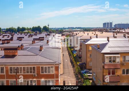 Toits de maisons dans un quartier résidentiel d'une petite ville. Petit village dans la ville par une belle journée d'été. Banque D'Images