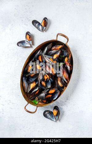 Moules dans une casserole de cuivre, tiré par le dessus Banque D'Images