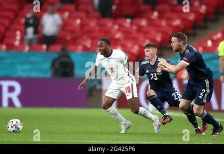 Raheem Sterling (à gauche) en Angleterre et Billy Gilmour en Écosse se battent pour le ballon lors du match du groupe D de l'UEFA Euro 2020 au stade Wembley, à Londres. Date de la photo: Vendredi 18 juin 2021. Banque D'Images