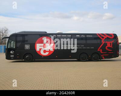 Team bus avec logo de club 1.FC Kaiserslautern DFB 3.saison de la Ligue 2020-21 Banque D'Images