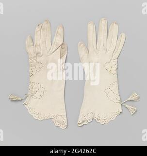 Gant droit en cuir blanc, capuche festonnée et perforé. Gant droit en cuir blanc, avec capuche festonnée. Le long des abris et de la couture sur le côté une décoration de perforations rondes. Des bandes étroites de détails sont dessinées à travers les ouvertures au-dessus de la couture. Ces bandes se terminent par deux glands de voile (l'un est manquant sur les gants de gauche). Adresse: ... Hirsch & Cie / Amsterdam. Banque D'Images