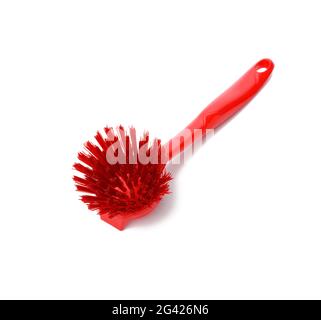 Brosse en plastique rouge avec poignée pour le nettoyage isolée sur fond blanc Banque D'Images