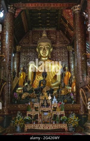 Statue de Bouddha géant à l'intérieur du temple Wat Xieng Thong, Luang Prabang, province de Luang Prabang, Laos, Asie Banque D'Images