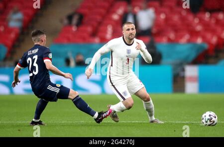 Billy Gilmour (à gauche), en Écosse, et Luke Shaw, en Angleterre, se battent pour le ballon lors du match de l'UEFA Euro 2020 Group D au Wembley Stadium, à Londres. Date de la photo: Vendredi 18 juin 2021. Banque D'Images