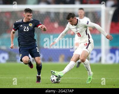 Billy Gilmour (à gauche) en Écosse et Mason Mount se battent pour le ballon lors du match de l'UEFA Euro 2020 Group D au stade Wembley, à Londres. Date de la photo: Vendredi 18 juin 2021. Banque D'Images