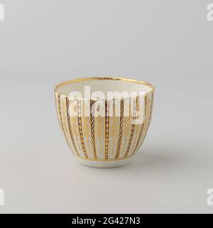 Bol à sucre, les côtes alternativement bleu et blanc, séparées par des tuyaux dorés. Bol à sucre. Striées, les bords dentelés. Les nervures sont séparées par des tuyaux dorés verticaux. Grottes bleu foncé (bleu du Roi), les côtes blanches, sur lesquelles une décoration de la feuille et tresse bande. Les bords sont dorés, dorés à l'intérieur dentelé. Marqué en bleu sous-brillant. Avec couvercle associé (BK-NM-i-Z-B-2). Banque D'Images