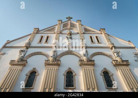 Eglise de la ville de St Pierre et Paul avec façade Art Nouveau, Tuttlingen, Bade-Wurtemberg, Danube, Allemagne Banque D'Images