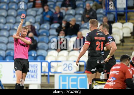 Huddersfield, Royaume-Uni. 18 juin 2021 - l'arbitre Scott Mikalaustkas envoie James Greenwood (21) de Salford Red Devils pendant la Ligue de rugby Betfred Super League Huddersfield Giants vs Salford Red Devils au stade John Smith, Huddersfield, Royaume-Uni Dean Williams/Alay Live News Banque D'Images