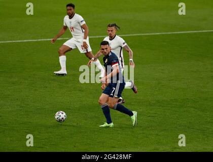 Stade Wembley, Londres, Royaume-Uni. 18 juin 2021. Championnat d'Europe de football 2021, Angleterre contre Écosse ; John McGinn, d'Écosse, cherche un point de vente de passage car il est marqué par Kalvin Phillips, d'Angleterre crédit: Action plus Sports/Alay Live News Banque D'Images