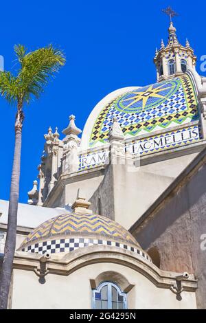 St Francis Chapel domine le musée de l'Homme, Balboa Park, San Diego, Californie, Etats-Unis Banque D'Images