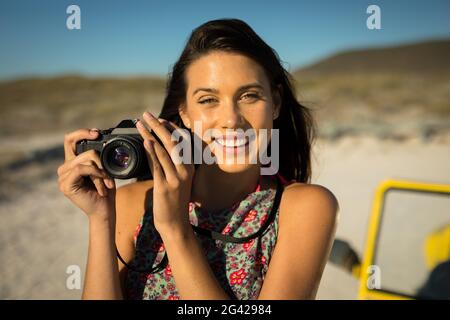 Bonne femme caucasienne à côté de la promenade de plage au bord de la mer prise de vue Banque D'Images