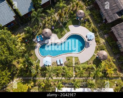 Vue aérienne de la piscine dans le jardin de Cottage Village Phu Quoc Resort près de la plage d'Ong Lang, Ong Lang, Phu Quoc Island, Kien Giang, Vietnam, ASI Banque D'Images