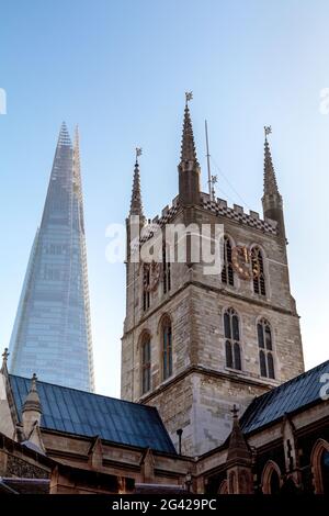 Beffroi de la cathédrale de Southwark avec le fragment dans l'arrière-plan Banque D'Images