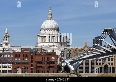 Londres/UK - MARS 21 : Vue sur la Cathédrale St Paul à travers les toits de Londres le 21 mars 2018. Des personnes non identifiées. Banque D'Images