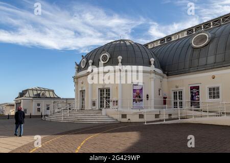 WORTHING, West Sussex/UK - Novembre 13 : Vue sur le théâtre en Worthing West Sussex le 13 novembre 2018. Femme non identifiée Banque D'Images