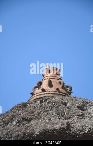 Éthiopie; région des nations du Sud; Konso; pointe en céramique d'une maison traditionnelle en pierre dans la région culturelle de Konso Banque D'Images