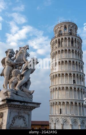 PISE, TOSCANE/ITALIE - AVRIL 17 : Statue des chérubins devant la Tour penchée de Pise Toscane Italie le 17 avril 2019. Trois Banque D'Images