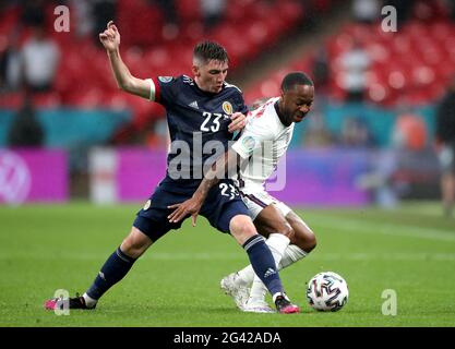 Billy Gilmour en Écosse (à gauche) et Raheem Sterling en Angleterre se battent pour le ballon lors du match de l'UEFA Euro 2020 Group D au stade Wembley, à Londres. Date de la photo: Vendredi 18 juin 2021. Banque D'Images