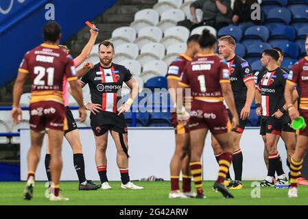 James Greenwood (21) de Salford Red Devils reçoit une carte rouge de l'arbitre Scott Mikalaustkas Banque D'Images