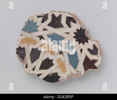 Fragment mosaïque de mosaïque. Les plus anciennes décorations murales de l'Espagne islamique étaient des mosaïques faites de morceaux de carreaux de couleur de forme variable disposés dans des motifs géométriques complexes. Cette technique était longue et donc coûteuse. Seuls les plus riches pouvaient se permettre de telles mosaïques murales. Le motif géométrique de ce fragment est presque identique à celui d'une mosaïque de l'Alhambra à Grenade. Peut-être est-il originaire de ce palais, ou a été fait dans le même atelier. Banque D'Images