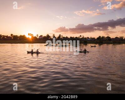 Excursion en kayak avec vue aérienne pour les clients d'un bateau de croisière sur la rivière Tonle SAP au coucher du soleil, Kampong Prasat, Kampong Chhnang, Cambodge, Asie Banque D'Images