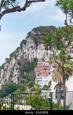 Vue sur les maisons et la montagne à Capri, Italie Banque D'Images