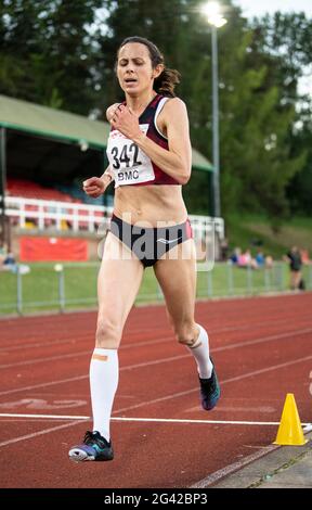 WATFORD - ANGLETERRE 12 JUIN 2021: JO Pavey en compétition dans le BMC 5000m UNE course au Grand Prix BMC Watford au stade Woodside, Angleterre, le 12 juin Banque D'Images