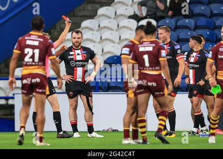 Huddersfield, Royaume-Uni. 18 juin 2021. James Greenwood (21) de Salford Red Devils reçoit une carte rouge de l'arbitre Scott Mikalaustkas à Huddersfield, Royaume-Uni, le 6/18/2021. (Photo de Mark Cosgrove/News Images/Sipa USA) crédit: SIPA USA/Alay Live News Banque D'Images