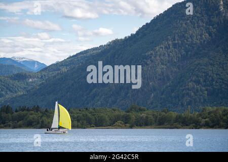 Yacht à voile sur le lac Mondsee en Autriche Banque D'Images