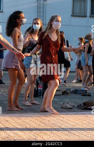 Hanovre, Allemagne. 18 juin 2021. Les jeunes dansent dans la cour du centre musical. Ils participent à un projet visant à mieux comprendre la sécurité des événements de danse en plein air. Vendredi, pour la première fois cette année, des personnes sans distance ont été autorisées à faire la fête et à danser jusqu'à des DJ en évolution à Hanovre. La série « Retour à la danse » est accompagnée du département de santé de la région de Hanovre et de chercheurs en sciences sociales de l'Université Leibniz. Credit: François Klein/dpa/Alay Live News Banque D'Images