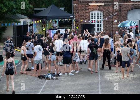 Hanovre, Allemagne. 18 juin 2021. Les jeunes dansent dans la cour du centre musical. Ils participent à un projet visant à mieux comprendre la sécurité des événements de danse en plein air. Vendredi, pour la première fois cette année, des personnes sans distance ont été autorisées à faire la fête et à danser jusqu'à des DJ en évolution à Hanovre. La série « Retour à la danse » est accompagnée du département de santé de la région de Hanovre et de chercheurs en sciences sociales de l'Université Leibniz. Credit: François Klein/dpa/Alay Live News Banque D'Images