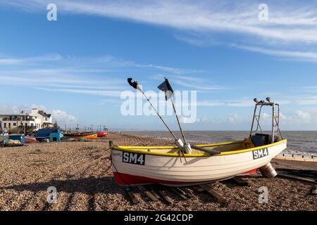 WORTHING, West Sussex/UK - Novembre 13 : vue sur un bateau de pêche sur la plage de Worthing West Sussex le 13 novembre, 2018 Banque D'Images