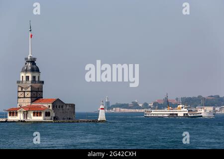 Istanbul, Turquie. 18 juin 2021. La Tour de la Maiden, également connue sous le nom de Tour de la Leander, se trouve sur un petit îlot situé à l'entrée sud du détroit du Bosphore, à 200 m de la côte d'Uskudar à Istanbul, en Turquie. Crédit: Serkan Senturk/ZUMA Wire/Alamy Live News Banque D'Images