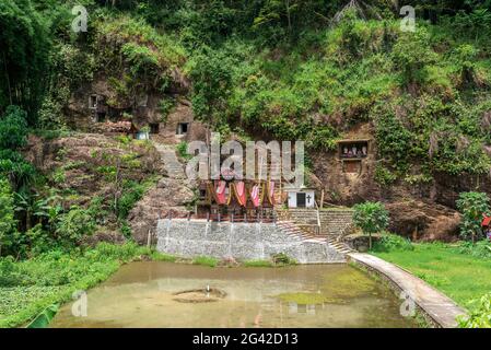 Les tombeaux et galeries de roche avec Tau Tau de Lemo sont une attraction principale dans Tana Toraja Banque D'Images