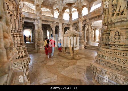 INDE, RAJASTHAN, RANAKPUR, JAIN TEMPLE DE BHAGWAN ADINATH DÉDIÉ AU MAÎTRE ADINATHA Banque D'Images