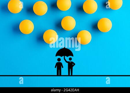 Les balles de tennis de table conçues comme des gouttes de pluie tombent sur l'icône des personnes tenant un parapluie. Concept d'assurance, de sécurité, de sécurité ou de protection. Banque D'Images