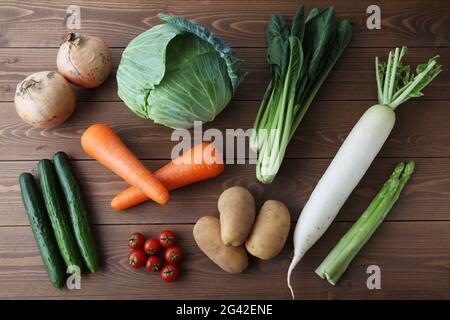 de nombreux types de légumes isolés sur une table en bois Banque D'Images