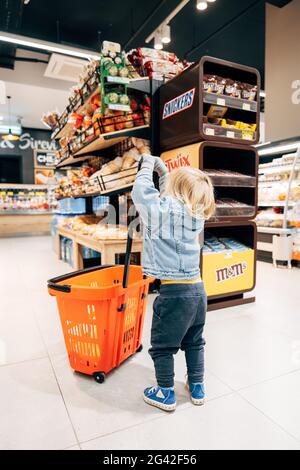 Budva, Monténégro - 17 mars 2021 : l'enfant fait ses courses au magasin. Banque D'Images