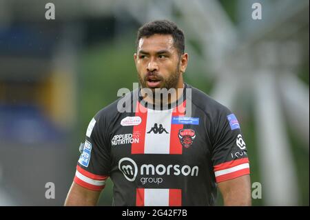 Huddersfield, Royaume-Uni. 18 juin 2021 - Sebastine Ikahihihifico (10) de Salford Red Devils pendant la Ligue de rugby Betfred Super League Huddersfield Giants vs Salford Red Devils au stade John Smith, Huddersfield, Royaume-Uni Dean Williams/Alay Live News Banque D'Images