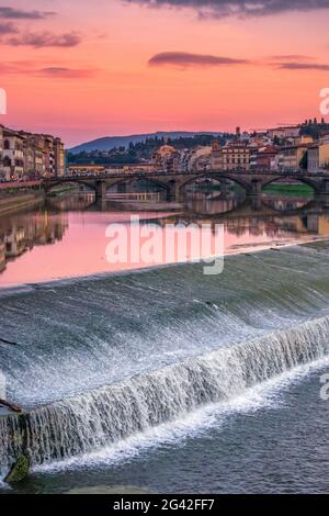 FLORENCE, Toscane/Italie - le 19 octobre : Voir des bâtiments le long de l'Arno à Florence au crépuscule le 19 octobre 2019 Banque D'Images
