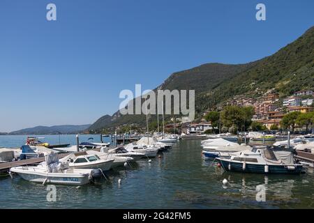 LAC ISEO, LOMBARDIE/ITALIE - AOÛT 15 : vue sur les bâtiments et les bateaux le long de la rive du lac Iseo en Lombardie le 15 août 2020 Banque D'Images