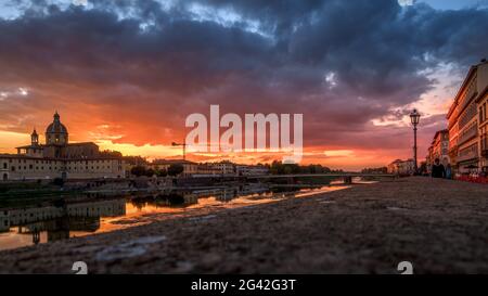 FLORENCE, TOSCANE/ITALIE - OCTOBRE 19 : vue sur les bâtiments le long de la rivière Arno au crépuscule à Florence le 19 octobre 2019. Unident Banque D'Images