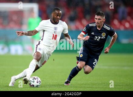 Raheem Sterling (à gauche) en Angleterre et Billy Gilmour en Écosse se battent pour le ballon lors du match du groupe D de l'UEFA Euro 2020 au stade Wembley, à Londres. Date de la photo: Vendredi 18 juin 2021. Banque D'Images