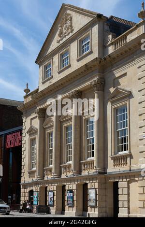 BRISTOL, Royaume-Uni - Mai 14 : Vue sur l'Old Vic Theatre à Londres le 14 mai 2019. Trois personnes non identifiées Banque D'Images
