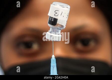 Londres, Royaume-Uni. 18 juin 2021. Le NHS Health Work se prépare à administrer le vaccin Covid-19 de Pfizer dans un centre de vaccination. Crédit : SOPA Images Limited/Alamy Live News Banque D'Images