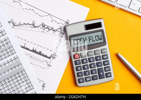 Le mot flux de trésorerie sur l'écran de la calculatrice avec le bureau du bureau d'affaires. Pour calculer ou analyser le concept de flux de trésorerie financière. Banque D'Images