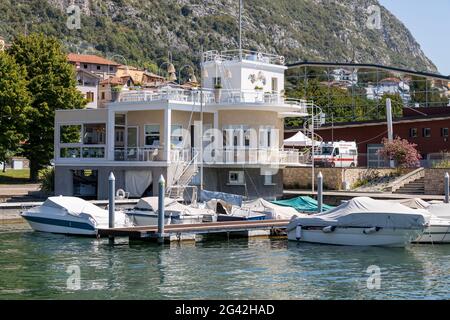 LAC ISEO, LOMBARDIE/ITALIE - AOÛT 15 : vue sur les bâtiments et les bateaux le long de la rive du lac Iseo en Lombardie le 15 août 2020 Banque D'Images