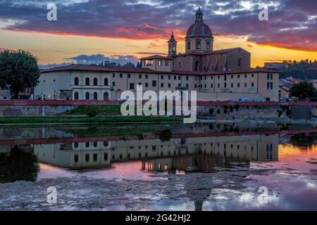 FLORENCE, TOSCANE/ITALIE - OCTOBRE 19 : vue sur les bâtiments le long de la rivière Arno au crépuscule à Florence le 19 octobre 2019. Unident Banque D'Images