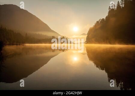 Weitsee près de Reit im Winkl en automne matin, Reit im Winkl, Chiemgau, Bavière, Allemagne Banque D'Images