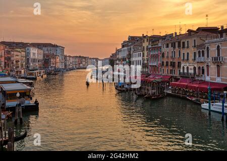 Grand Canal au coucher du soleil depuis le pont du Rialto à Venise, Vénétie, Italie Banque D'Images